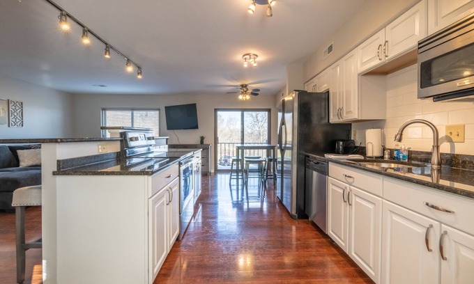 East Price Hill House | ❤️ 🏙Modern and Sleek, Million 💵 City View! ❤️ 🌌