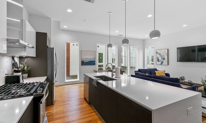 Cedars House | Modern and Spacious 2 Bedroom Minutes to Downtown!
