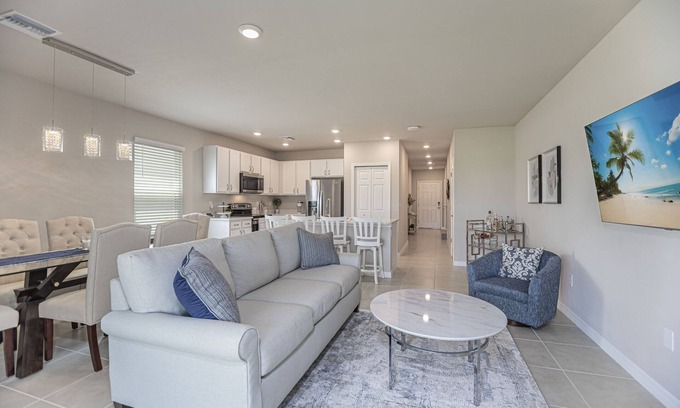 Naples House | Modern and Spacious 3 bedroom Townhome