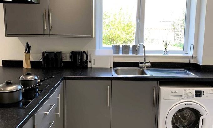 Thetford House | Modern and Spacious 4 Bedroom House with WiFi,Garden, Parking and Smart TV