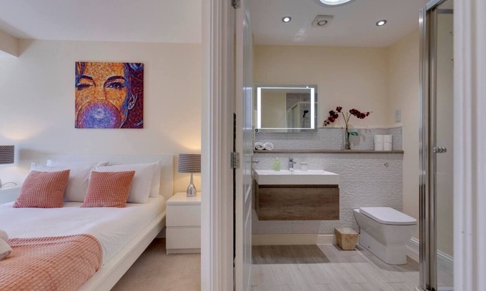 Cambridge House | Modern and Spacious Townhouse with Free Parking | Pass the Keys