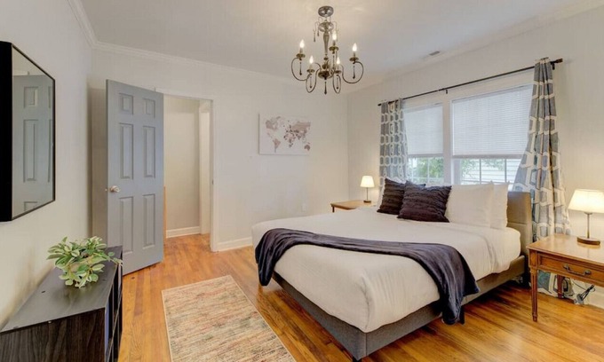 Columbia House | Modern and Stylish 3 Bed w/ Fire pit near Dtwn