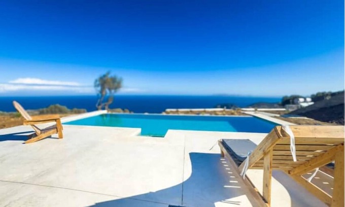 Malevizi House | Modern and stylish with sea view