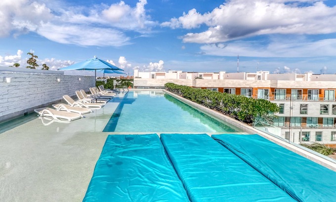 Downtown Apartment | Modern apartment w/WiFi, partial AC, shared rooftop pool/spa & great location