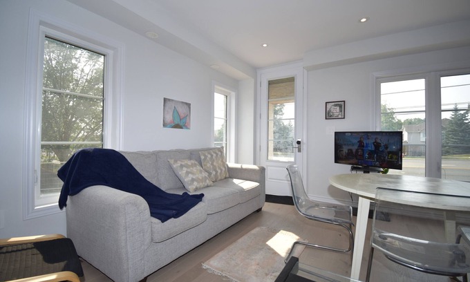 East Credit House | Modern Apartment in Mississauga