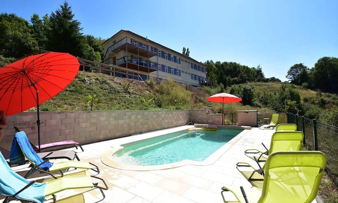 Cuzy Apartment | Modern apartment in Cuzy with a shared pool