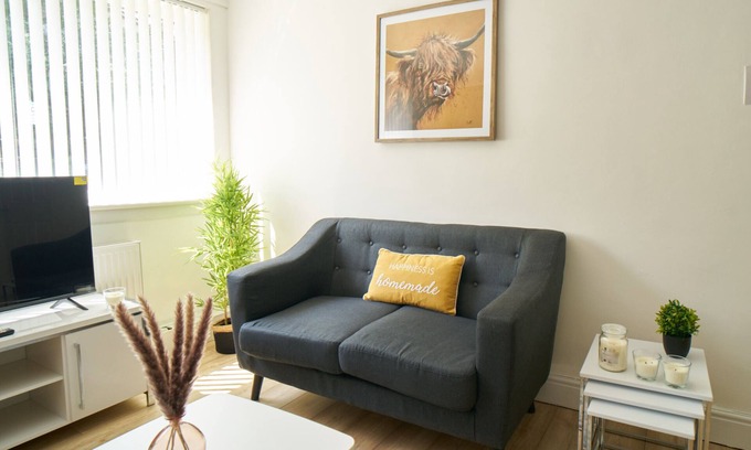 Glasgow Apartment | Modern Apartment in North-West Glasgow