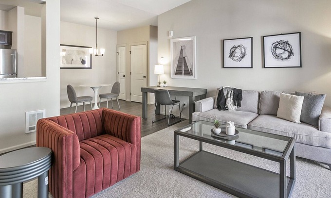 Edgewood Apartment | Modern Apartment in Prime Location (ID5933X36)
