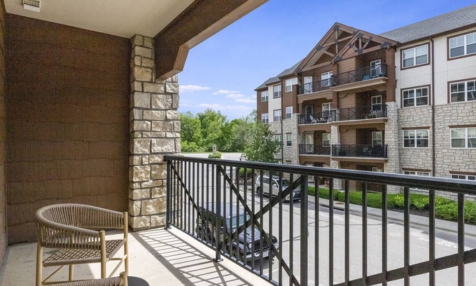 Prairie Village Apartment | Modern Apartment in Prime Location (ID1193X0)