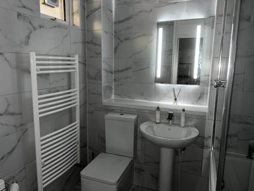 Plaistow Apartment | Modern Apartment near Excel London- sleeps 4!