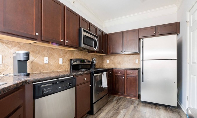 Overland Park Apartment | Modern Apartment in Prime Location (ID5223X32)