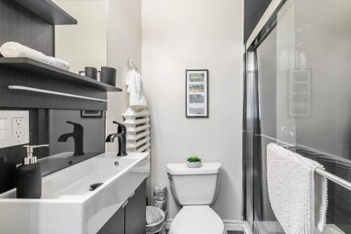 Hamilton Apartment | Modern Apartment with Kitchen on James St