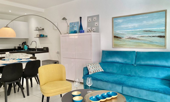 Menton Apartment | Modern apartment with rooftop pool