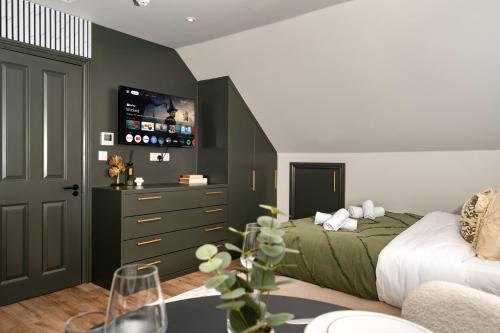 Friern Barnet Apartment | Modern Arnos Grove Studio, Air Conditioning