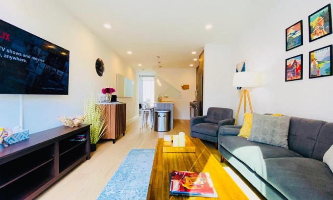 West Woodland Apartment | Modern Ballard Townhouse - 92 Walkscore & Rooftop!