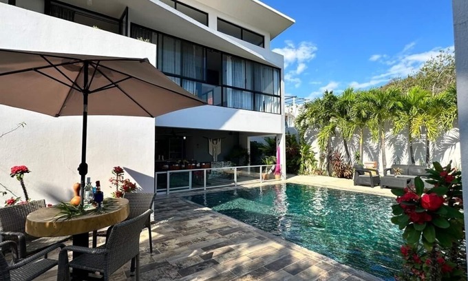 Crucecita House | Modern Beach Home, pool, hot water. 10 min from the beach. For 8-10 guess!