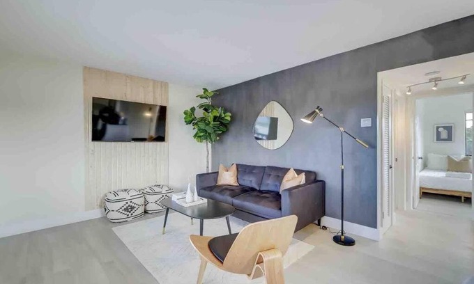 Imperial Point Apartment | Modern & Beachy-Rlx space for 6ppl