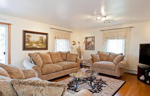 West Roxbury Apartment | Modern Beautiful Apartment-5 Beds-Full Kitchen-Parking-Super Clean-Great for Groups