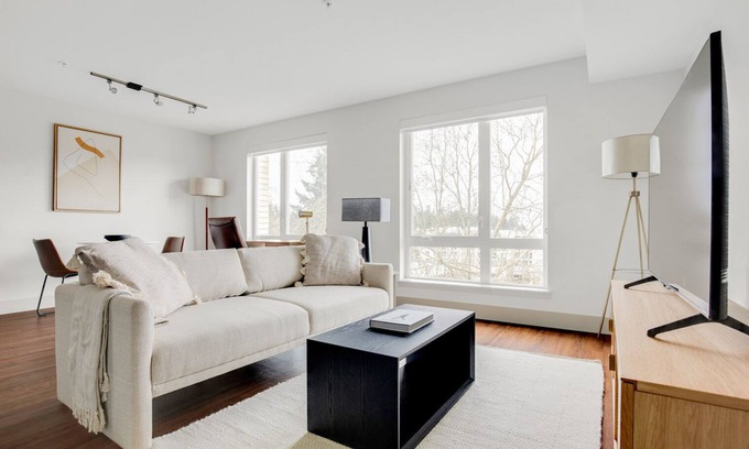 West Bellevue Apartment | Modern Bellevue 1BR w/Gym & Roof Lounge, easy commute, by Blueground
