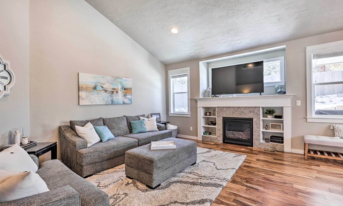 Southeast Bend House | Modern Bend Home ~ 3 Mi to Old Mill District!