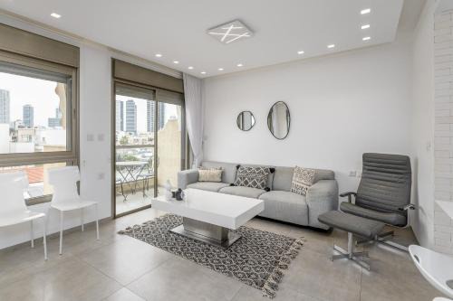 Kerem HaTeimanim Apartment | Modern black & white by SeaU TLV
