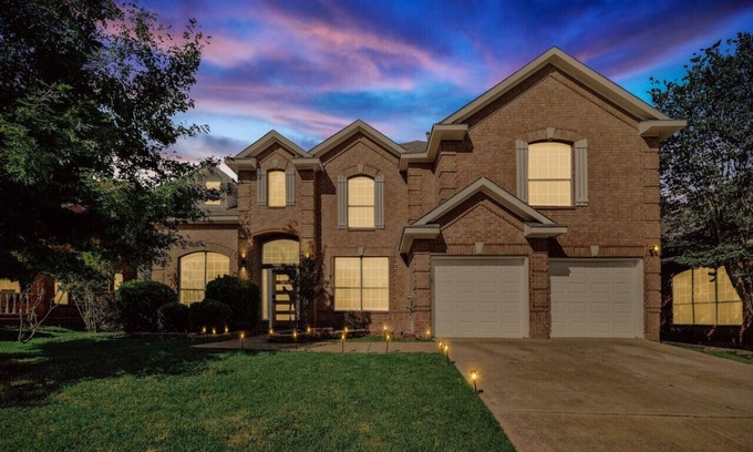 South Arlington House | Modern Boho 6BR W Pool, Yoga, AT&T Stadium