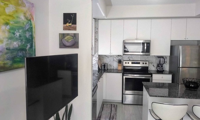 Woodbridge House | Modern Boutique Townhome Vaughan, Woodbridge 15 minutes to Airport & Attractions