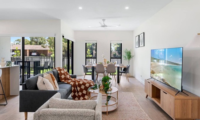 Capalaba House | Modern BrandNew House near Mall/Park with 2Parking