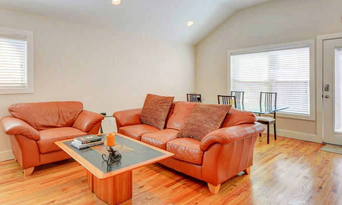 Brentwood Cottage | Modern Brentwood Guest House - Minutes to Burnet Road Restaurants & UT