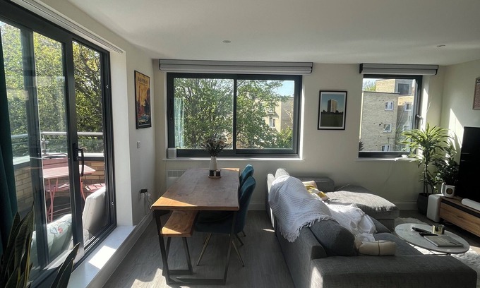 St. George's Apartment | Modern & Bright | 2 Bed | Pvt Balcony | Islington