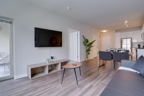 Jefferson Manor Apartment | Modern & Bright Apartment in Alexandria