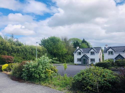 Kenmare House | Modern bright detached home just a short stroll from town