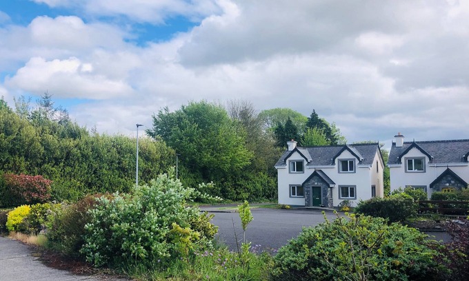 Kenmare House | Modern bright detached home just a short stroll from town
