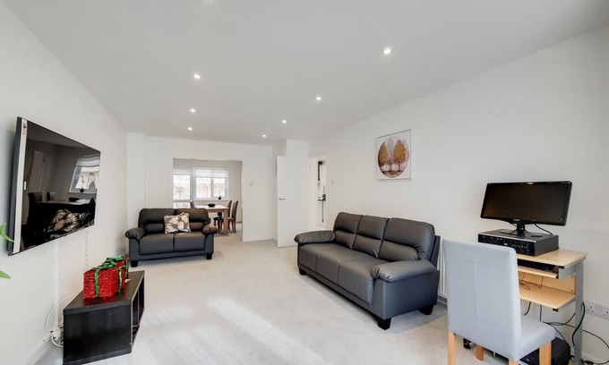Sanderstead House | Modern, bright home in Kenley