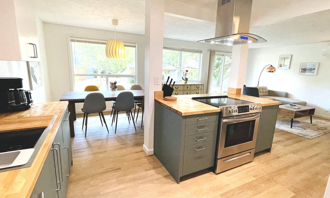 Corvallis House | Modern & Bright Townhome w/Open Floor Plan