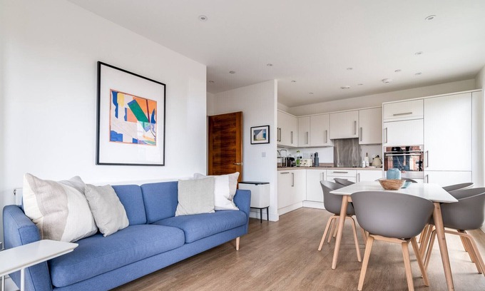 Coldharbour Apartment | Modern Brixton Jewel Apartment
