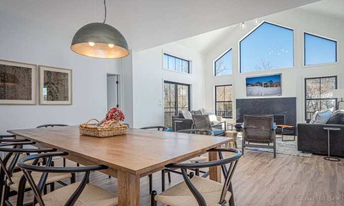 The Galena Territory House | Modern build, hot tub, fire pit, nature & horse views, HOA amenities