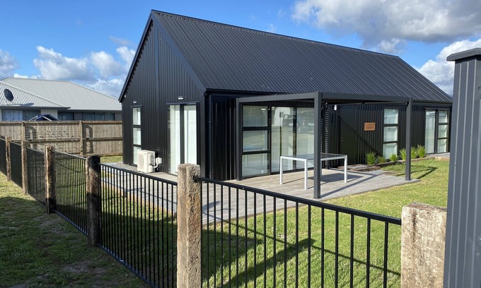 Matarangi House | Modern built - industrial barn