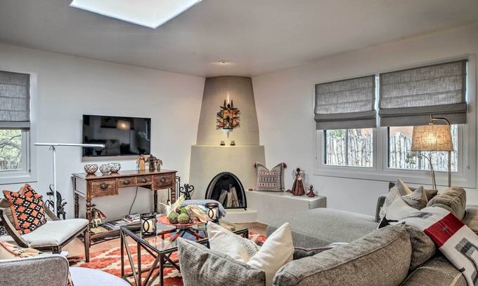 Vista Encantada Condo | Modern Bungalow w/Santa Fe Charm < 2 Mi to Plaza