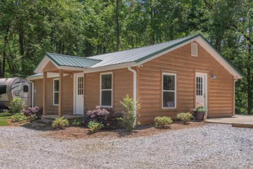 Travelers Rest House | Modern Cabin in the Woods with Hot Tub
