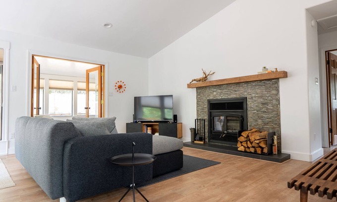 Tahoe Paradise House | Modern Cabin Near Trails - Fenced-in Yard, Kid, Dog & Remote-Work Friendly!