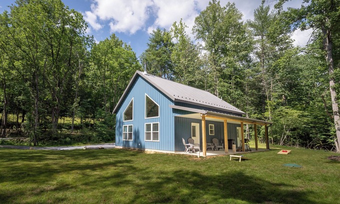 Elkton House | Modern Cabin | Porch Seating, Firepit, & Games