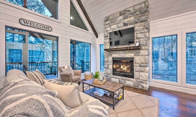 Broken Bow Cabin | Modern Cabin w/Hot Tub: 1 Mi from Hochatown!
