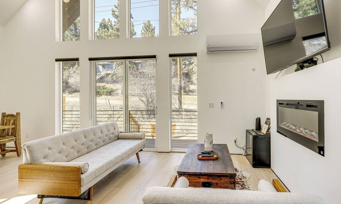 Big Bear Cabin | Modern Cabin w/Hot Tub 5 Mi to Big Bear Lake!
