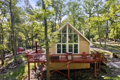 The Woods House | Modern Cabin w Hot Tub & Indoor Pool Gym Access!