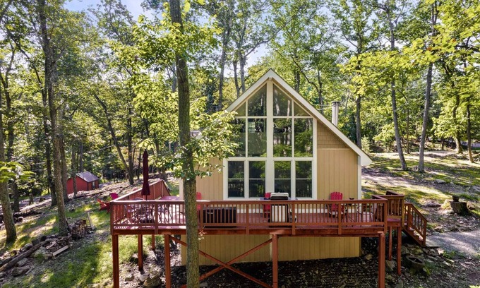 The Woods House | Modern Cabin w Hot Tub & Indoor Pool/Gym Access!