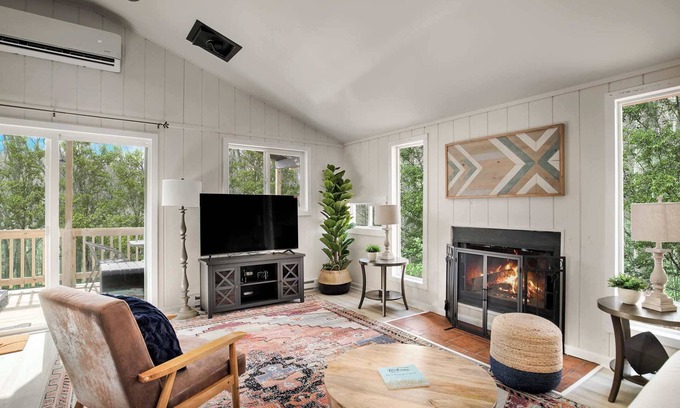 Sleepy Hollow Ski Chalet | Modern Cabin w Hot Tub, Wifi & Huge Deck!
