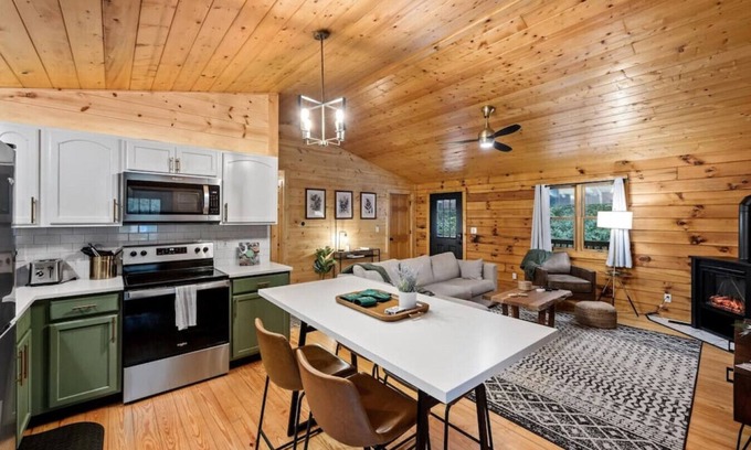 Rockbridge Cabin | Modern Cabin w/Trail to Waterfall/Cave/Cliff (TF)