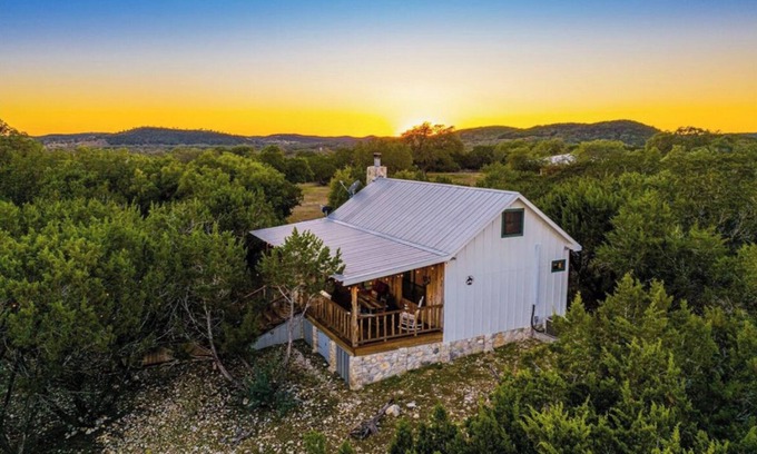 Uvalde Cabin | Modern Cabin with Hill Country Views