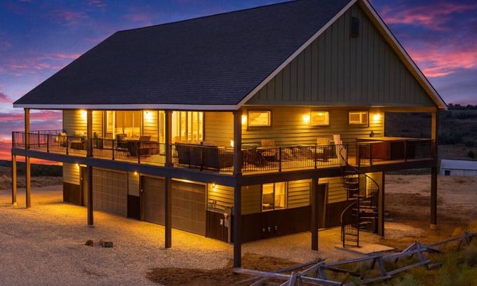 Helper Apartment | Modern cabin with private dock